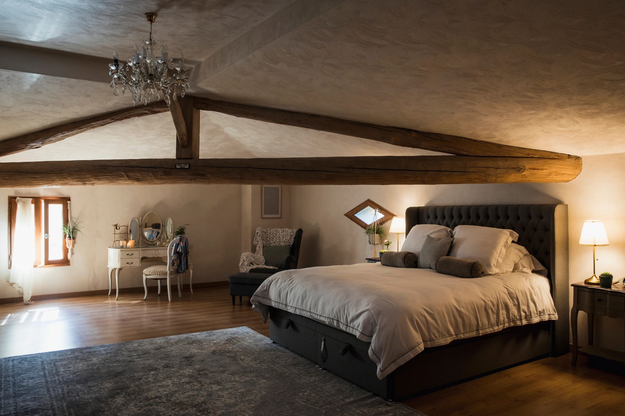 Flexible bedroom space with refined finishes